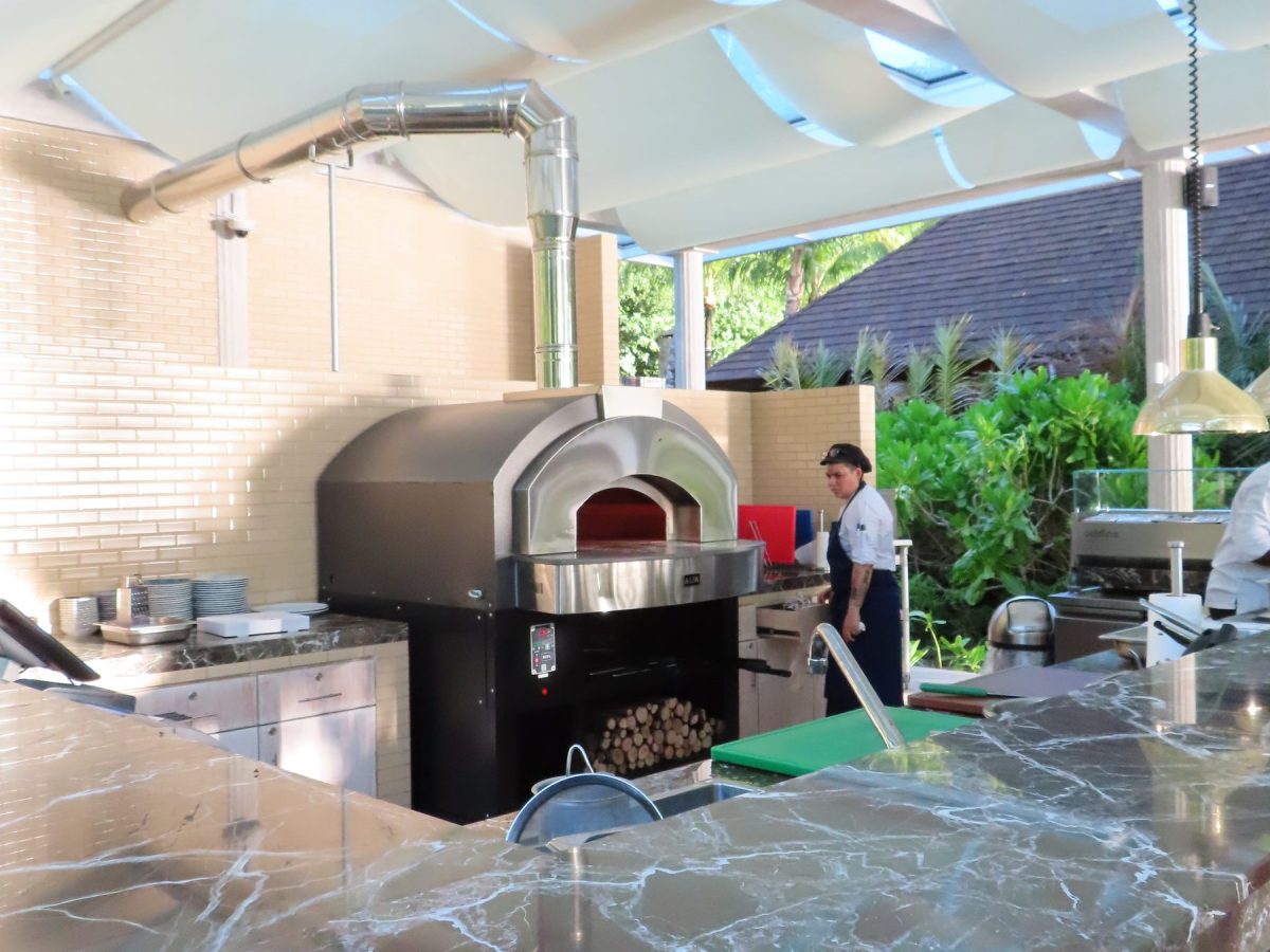 Kannel Pizzeria, Four Seasons Mahe - marble preparation counter and wood-fired oven